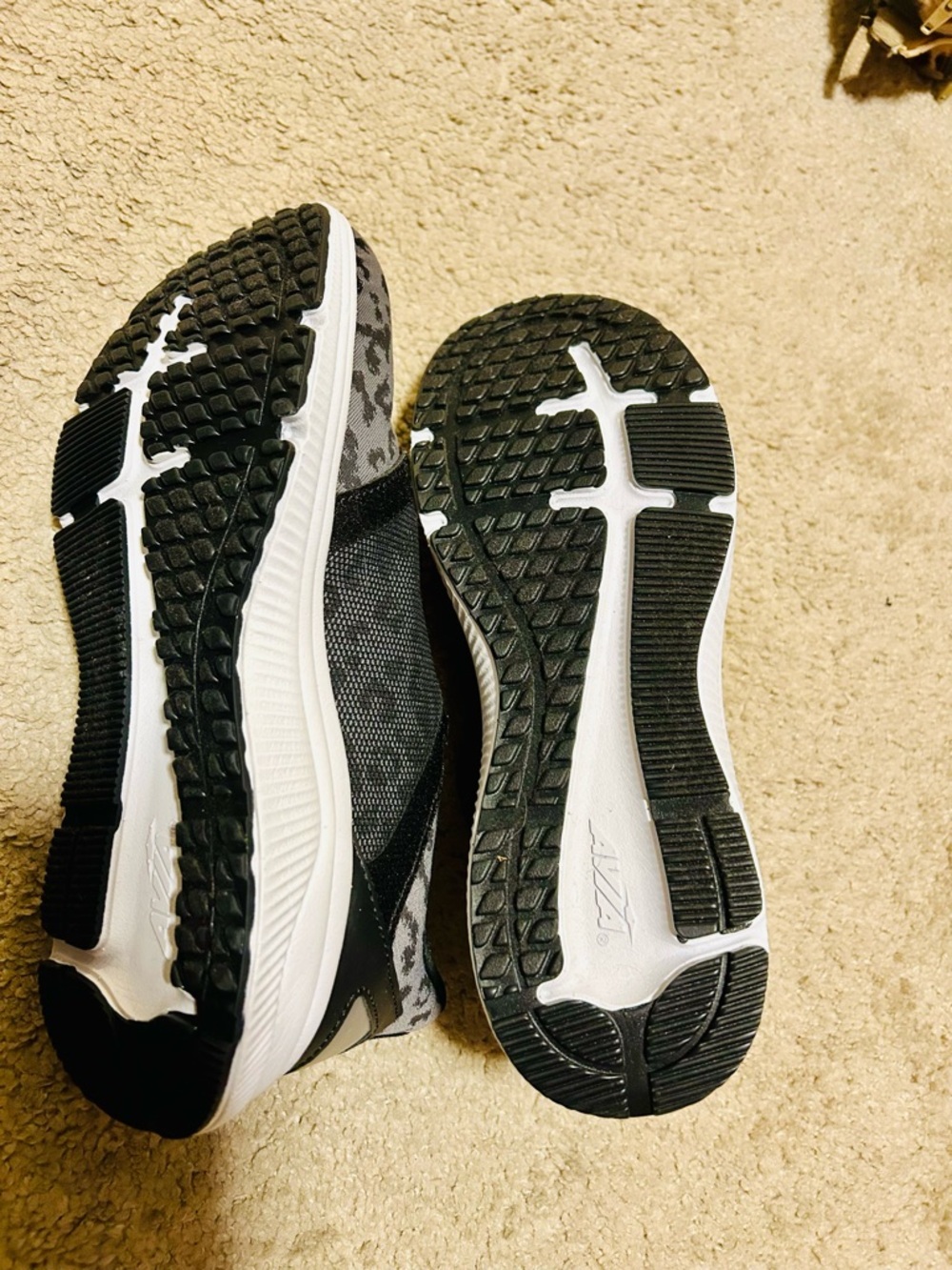 New Ava Women’s Gray Leopard Memory Foam Sneakers size 8 - Picture 3 of 5